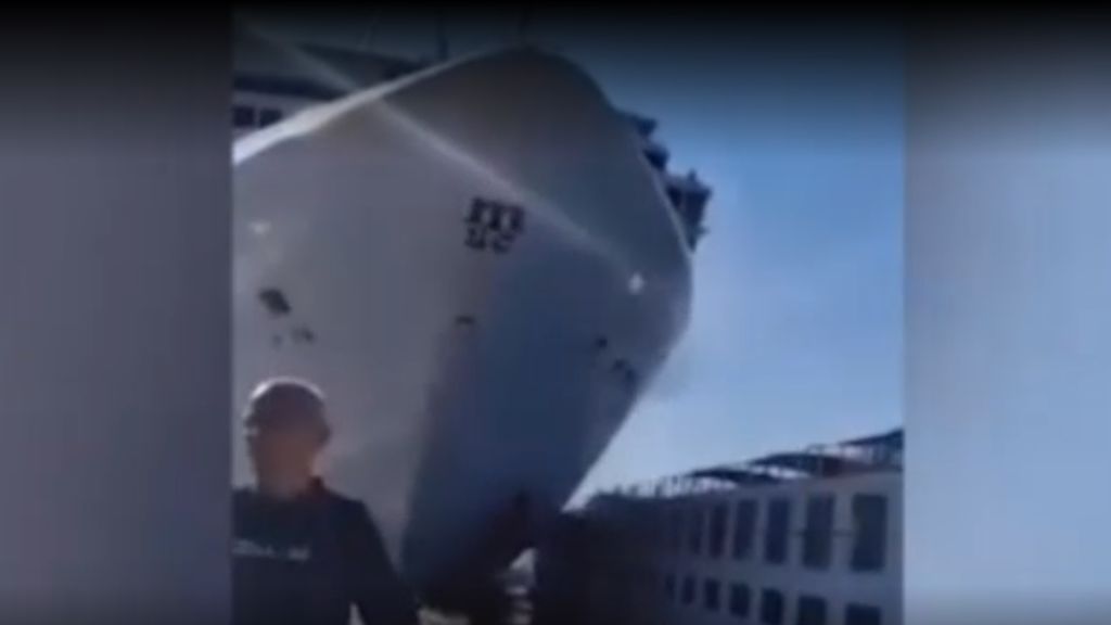 Un gran crucero embiste a una embarcación turística en Venecia