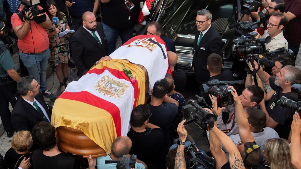 Medios y vecinos agolpados a las puertas de la iglesia