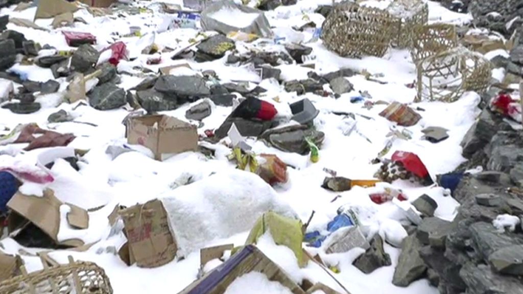 El Everest está lleno de la basura de los turistas