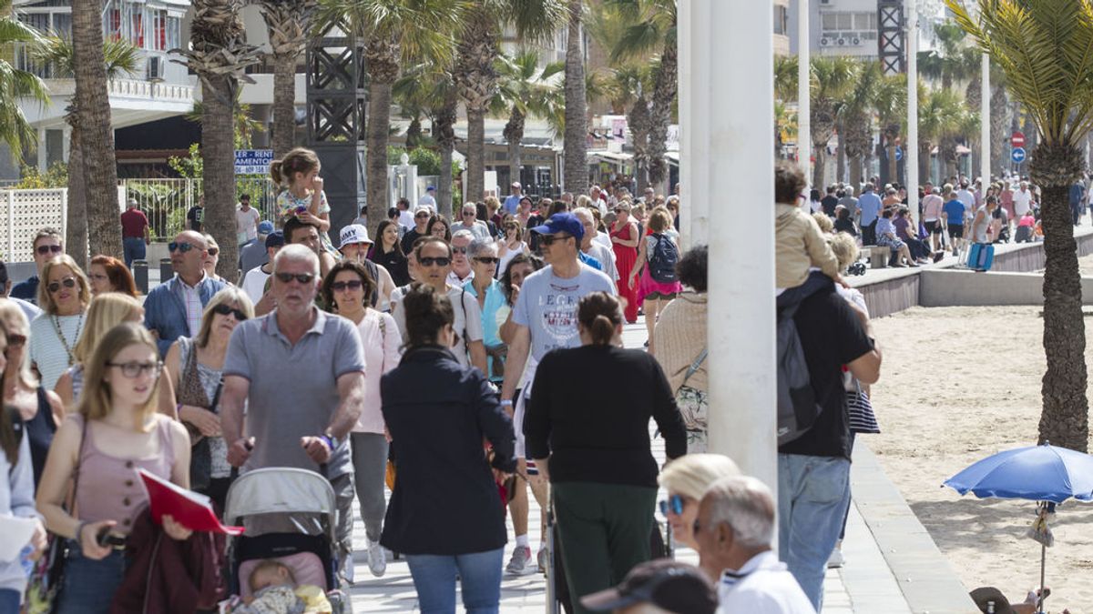 Los turistas extranjeros aumentan en número y gasto en lo que va de año en España