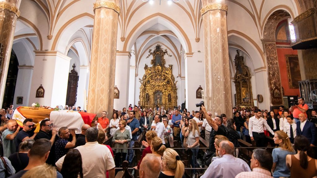 El interior de la iglesia, también abarrotado