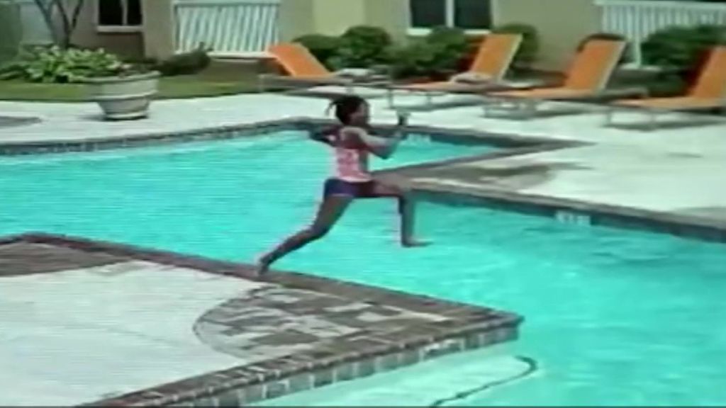 La sangre fría de una niña salva a su hermana de morir ahogada en una piscina