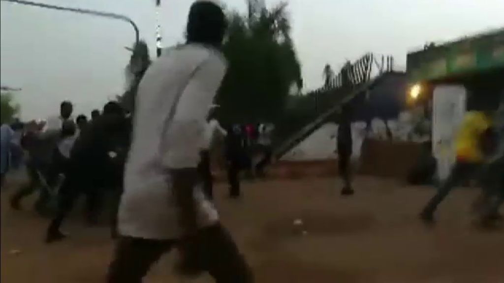 Al menos 12 muertos en el desalojo violento por las fuerzas de seguridad sudanesas de una acampada de protesta en Jartún