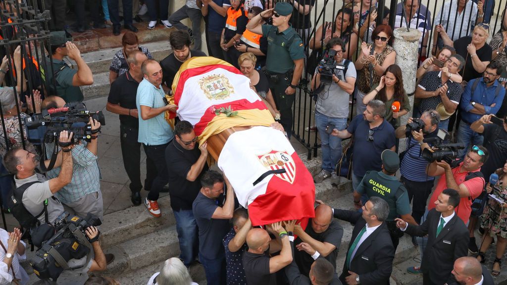 El féretro estaba cubierto con banderas, una de ellas la del Sevilla F.C