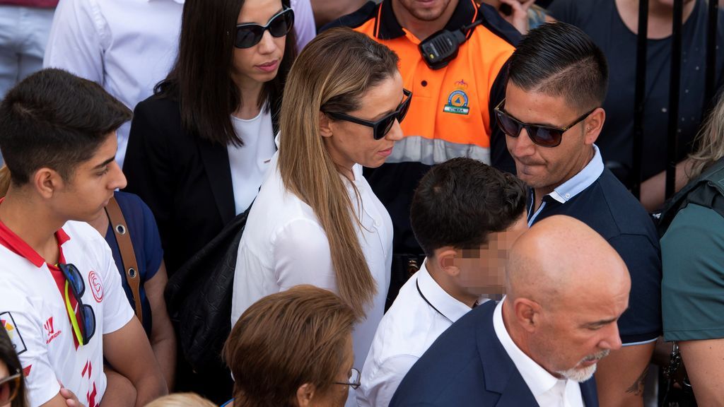 Su exmujer e hijo llegando al funeral