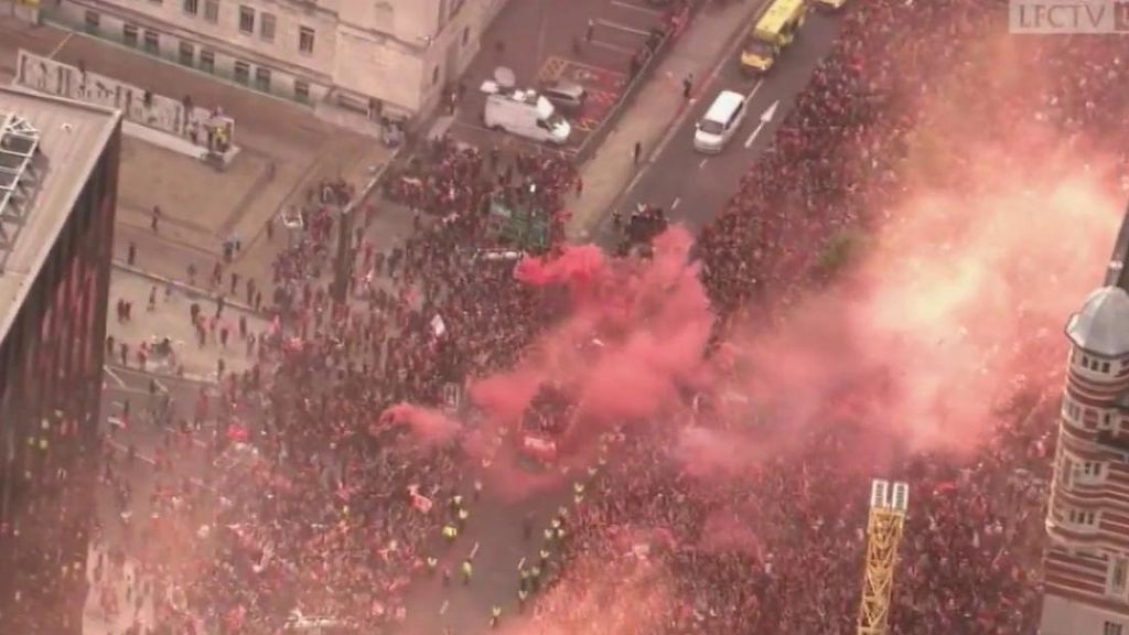Las calles de Liverpool se tiñeron de rojo para recibir a sus héroes