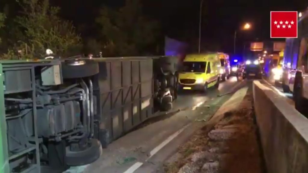 Heridas 20 personas al volcar un autobús en la A-1 a la altura de Alcobendas (Madrid)