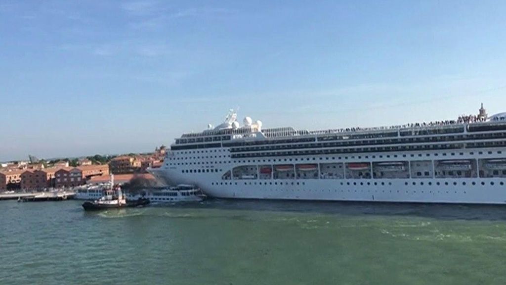 Impactantes Imagenes Del Accidente De Un Crucero En Venecia El Buque Choca Contra El Puerto