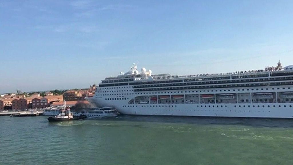 Impactantes imágenes del accidente de un crucero en Venecia: el barco choca contra el puerto