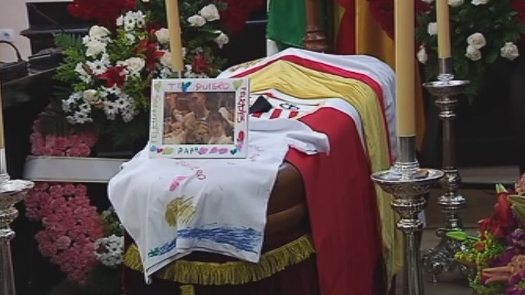 Desconsuelo de la familia de Reyes en su funeral en Utrera