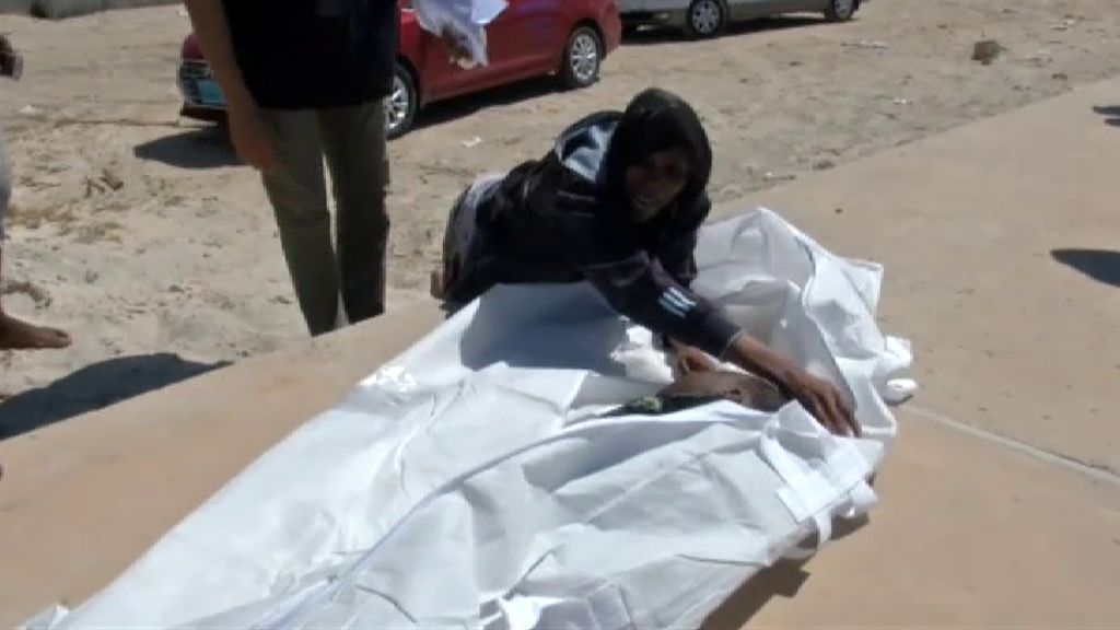 Al menos dos muertos, 73 rescatados y todavía 20 desaparecidos en el naufragio de una patera en Libia
