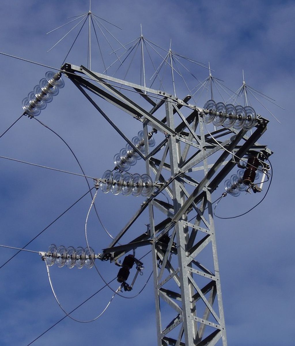Un desprendimiento de un cable de alta tensión provoca tres heridos en Zaragoza, uno en estado crítico Un desprendimiento de un cable de alta tensión provoca tres heridos en Zaragoza, uno en estado crítico