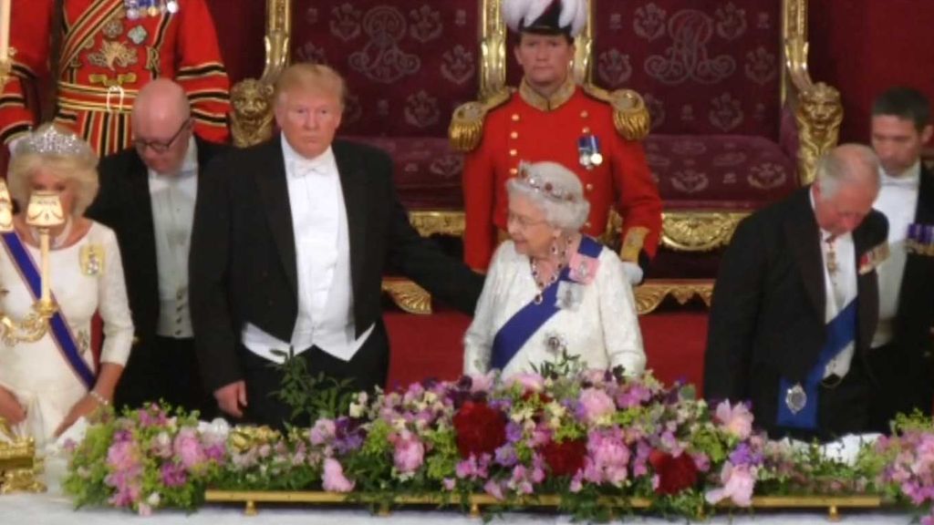 Trump mete la pata al poner la mano en la espalda de la reina Isabel II