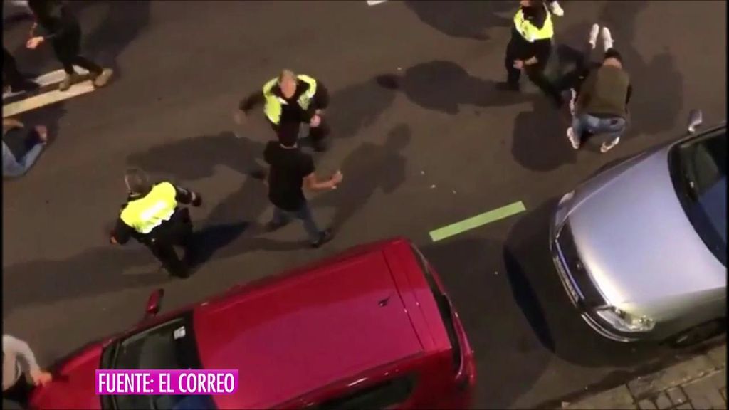Duro enfrentamiento entre unos jóvenes y la Policía a las puertas de un local de Bilbao