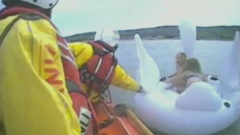 El peligro de los flotadores gigantes: guardacostas británicos rescatan a dos niñas arrastradas por el viento