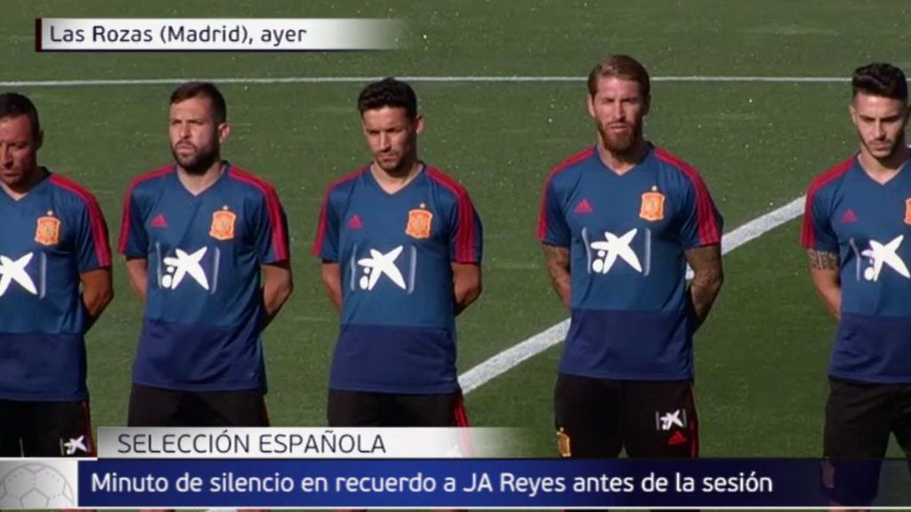 Emotivo minuto de silencio de la Selección Española en recuerdo a Reyes