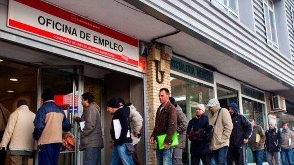 El paro marca su nivel más bajo en mayo en los últimos 10 años, pero disminuyen los contratos indefinidos El paro marca su nivel más bajo en mayo en los últimos 10 años, pero disminuyen los contratos indefinidos