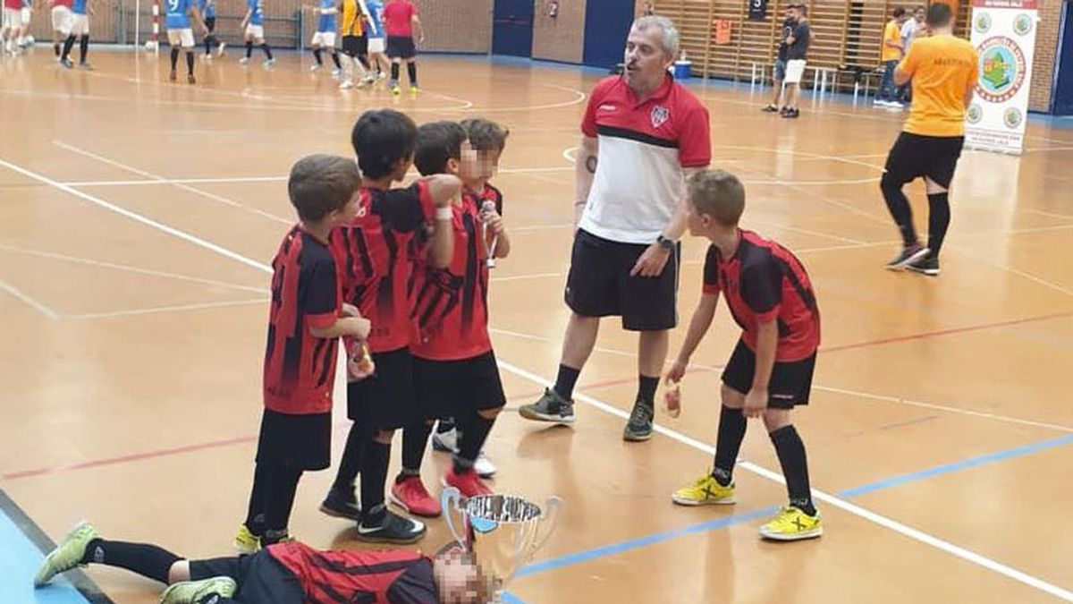 El equipo prebenjamin campeón de Madrid denuncia no tener campo donde entrenar: "No nos hacen ni caso, es una vergüenza" El equipo prebenjamin campeón de Madrid denuncia no tener campo donde entrenar: "No nos hacen ni caso, es una vergüenza"