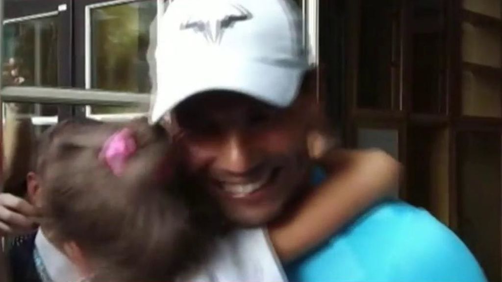 El tierno abrazo de una niña para felicitar a Rafa Nadal tras su pase a semifinales de Roland Garros