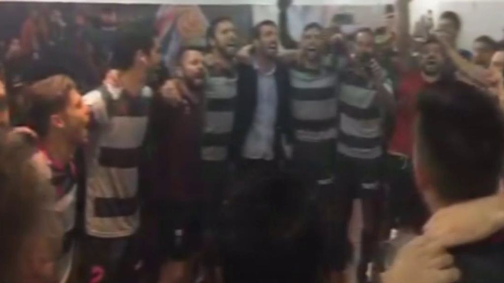 La celebración del Granada en el vestuario al certificarse su ascenso a Primera División