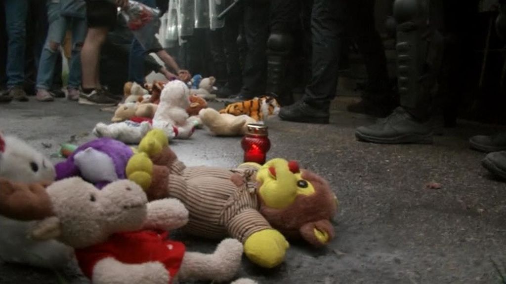Dos policías ebrios que jugaban con sus pistolas reglamentarias matan a un niño de 5 años en Ucrania