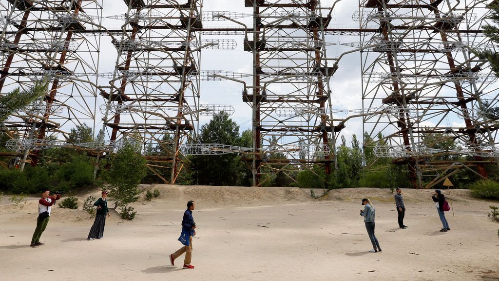 Los visitantes recorren las principales zonas del desastre de Chernóbil