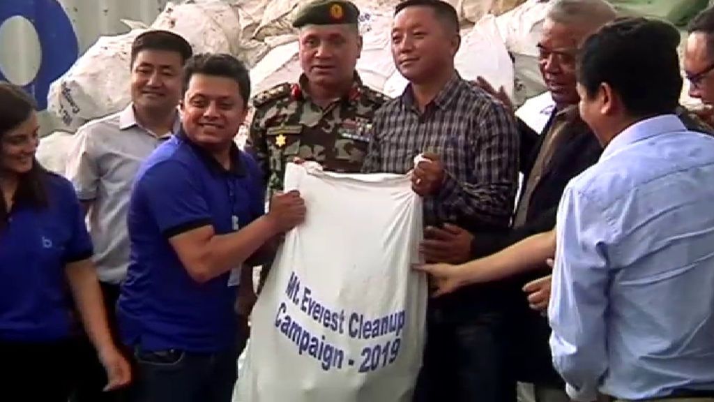 Nepal pone en marcha un programa para limpiar la basura del Everest