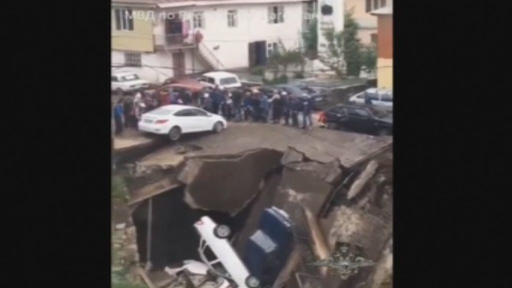Se derrumba un puente con cuatro coches encima en Rusia