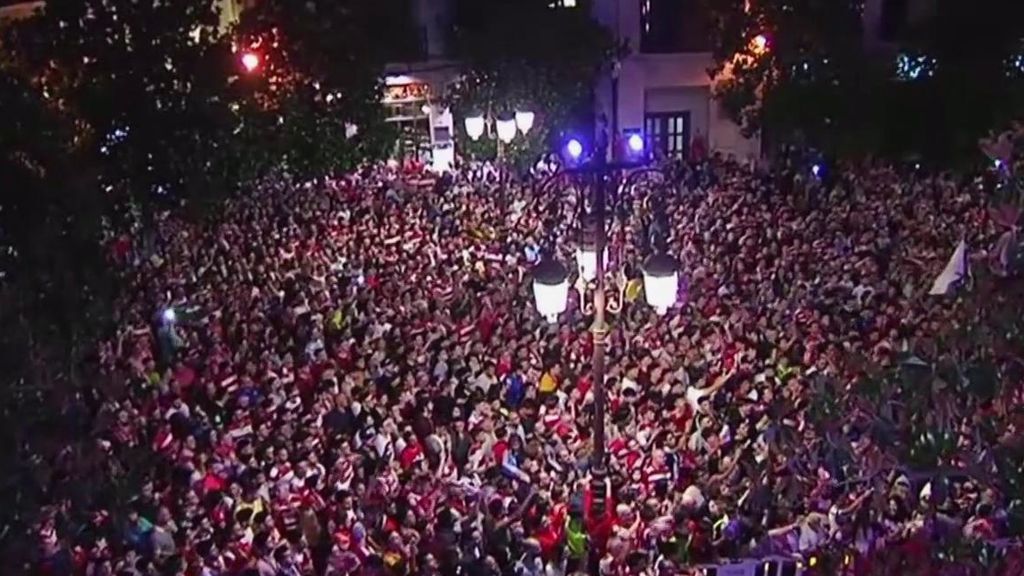La celebración por todo lo alto del Granada por las calles de la ciudad