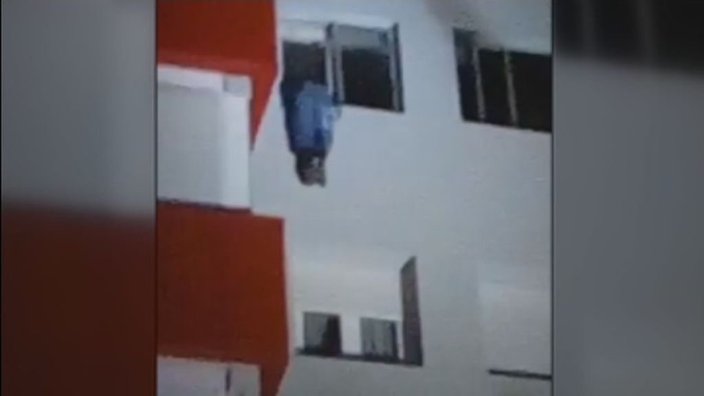 Reaniman a un joven que se quedó colgado inconsciente de una ventana tras un incendio en Valladolid