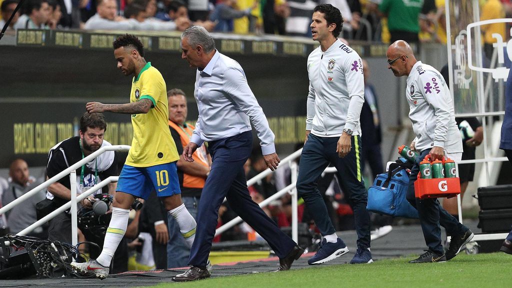 Neymar se queda fuera de la Copa América tras lesionarse con Brasil Neymar se queda fuera de la Copa América tras lesionarse con Brasil