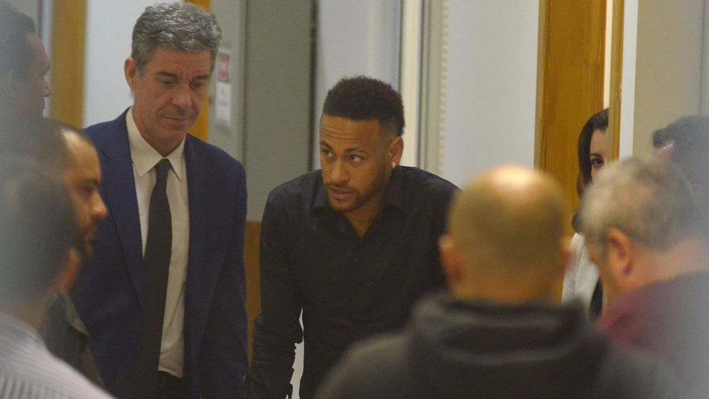 Neymar acude a declarar en silla de ruedas acusado de posible delito cibernético Neymar acude a declarar en silla de ruedas acusado de posible delito cibernético