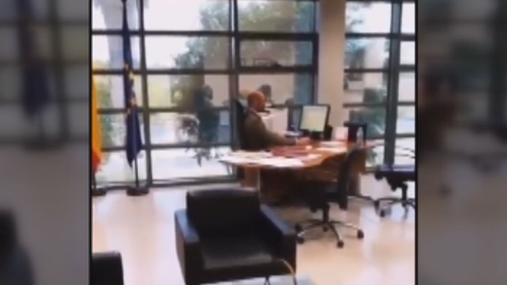 Polémico vídeo de la pareja del Director General de Educación andaluz redecorando su despacho