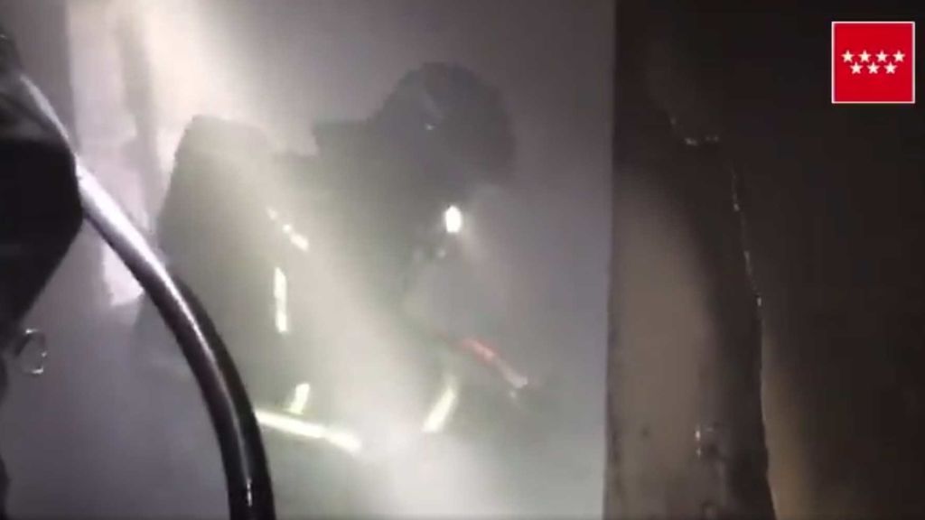 Los bomberos sofocan un aparatoso incendio en una vivienda de Parla