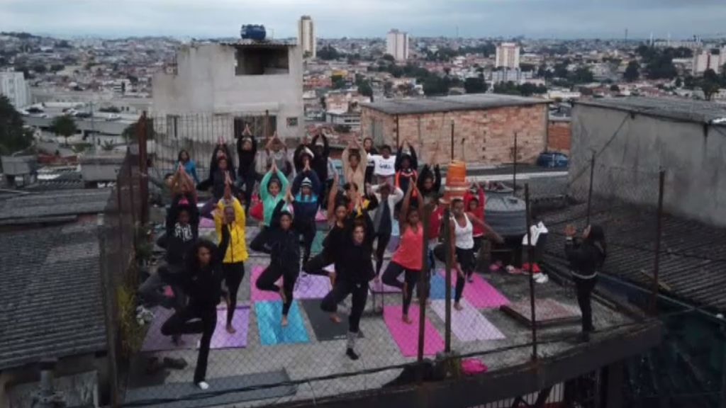 Practican yoga en una azotea de Sao Paulo para evadir el estrés de la favela
