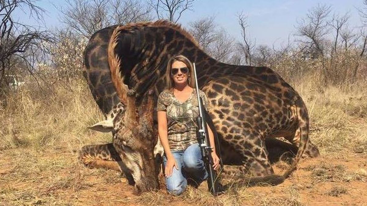 La cazadora que se hizo viral por matar a una jirafa negra dice estar "orgullosa"