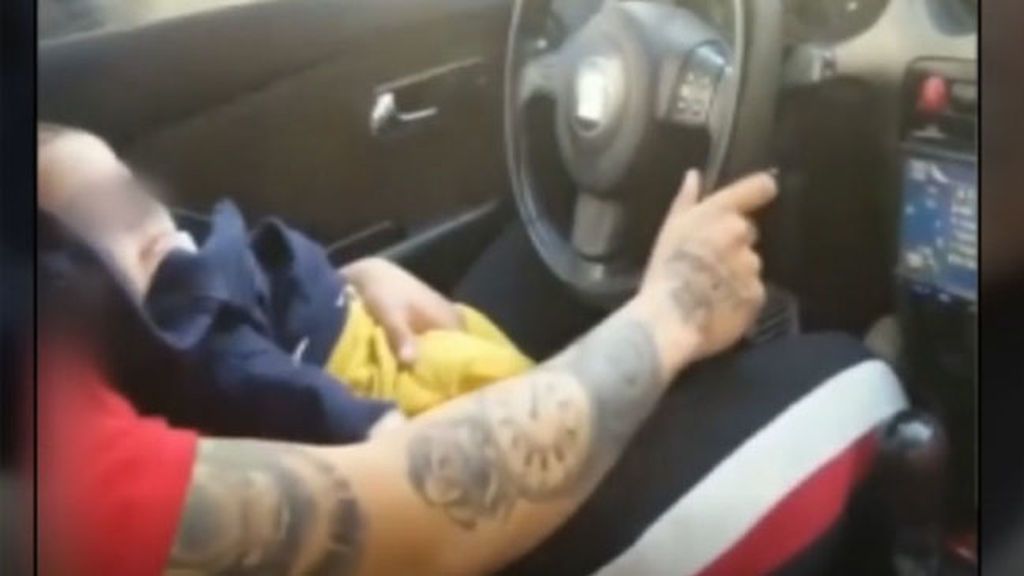 Se justifica el joven que conduce con su bebé en brazos poniendo en peligro su vida Se justifica el joven que conduce con su bebé en brazos poniendo en peligro su vida