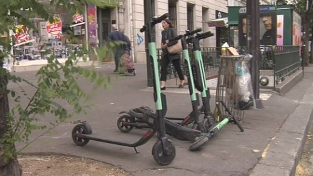París prohíbe aparcar los patinetes en las aceras