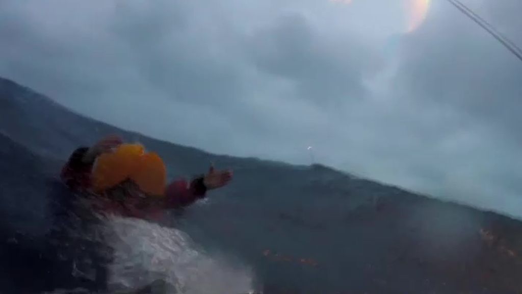 Impresionante rescate de cinco tripulantes de un velero a la deriva cerca de La Coruña