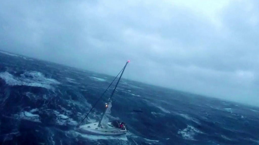 El agónico rescate de un velero a la deriva