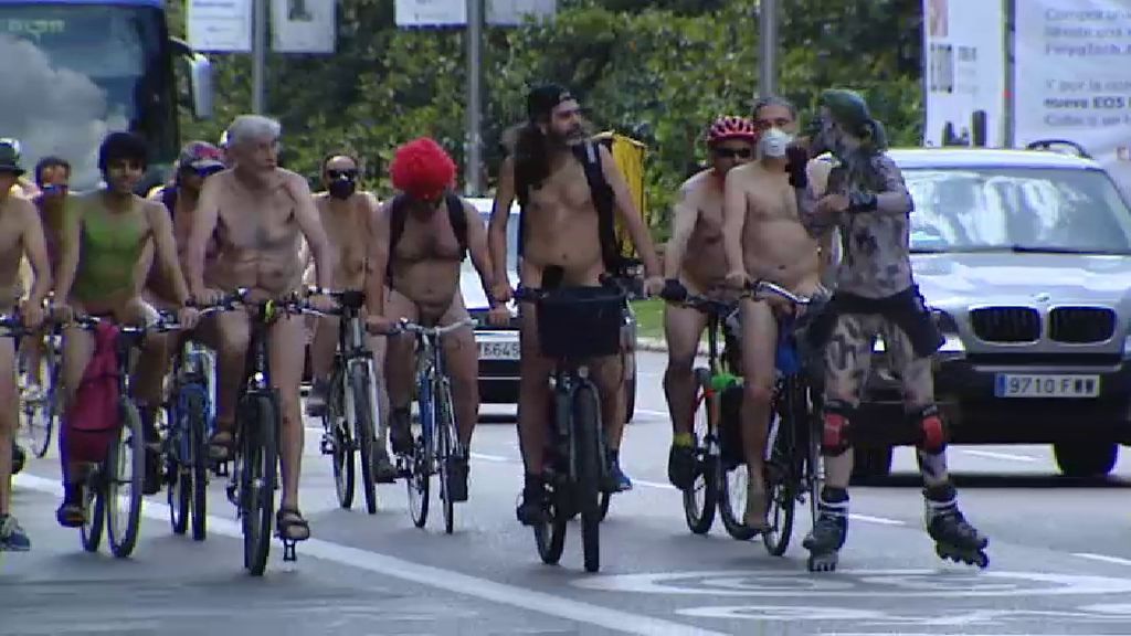 "Desnudos ante el tráfico": la reivindicativa marcha nudista de los ciclistas de Madrid