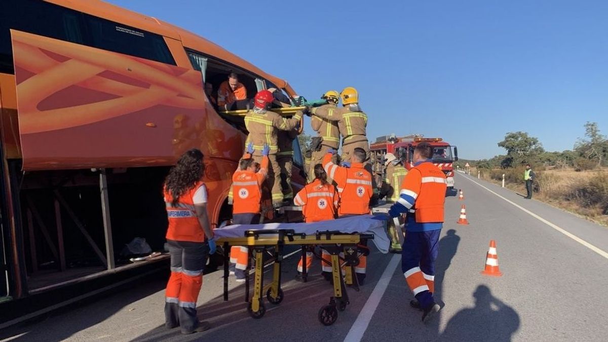 Ocho heridos, entre ellos un menor, al salirse un autobús de la vía en Cáceres