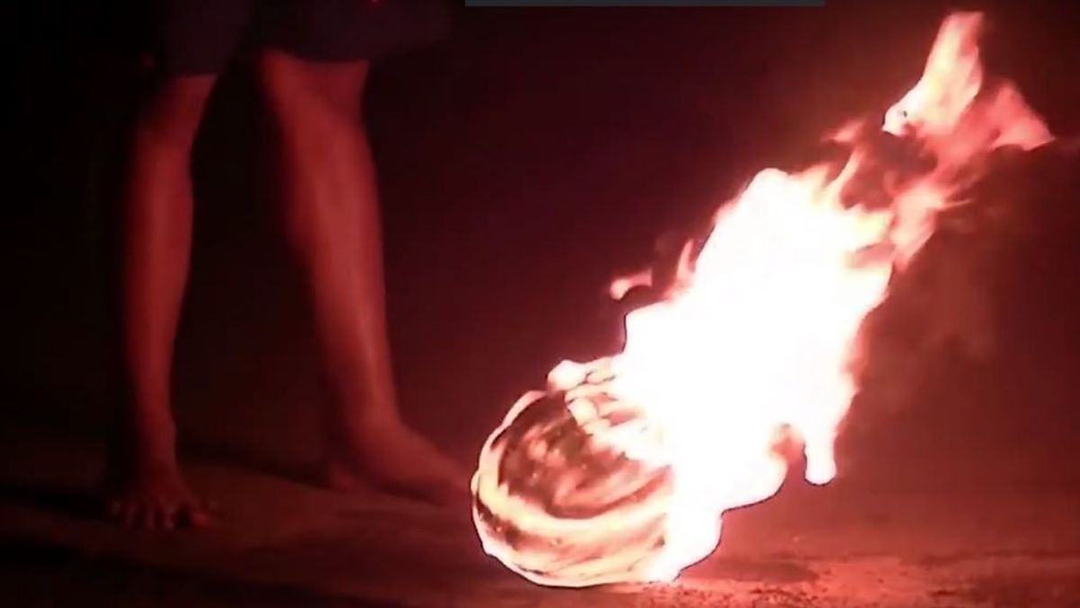 Fútbol de riesgo en Indonesia: jugando descalzos con un coco en llamas