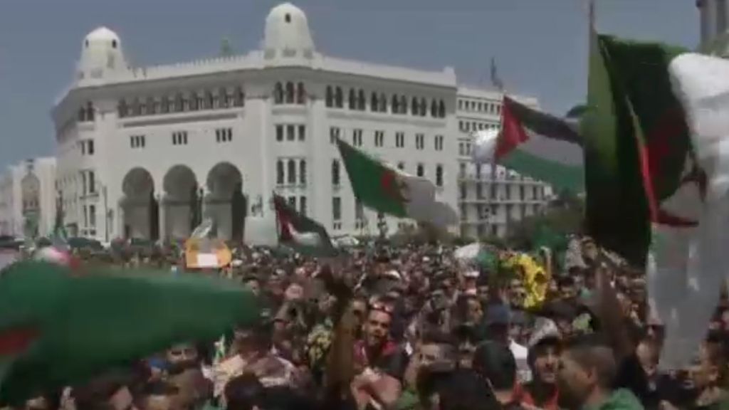 Miles de manifestantes en Argelia en decimosexto viernes de protestas