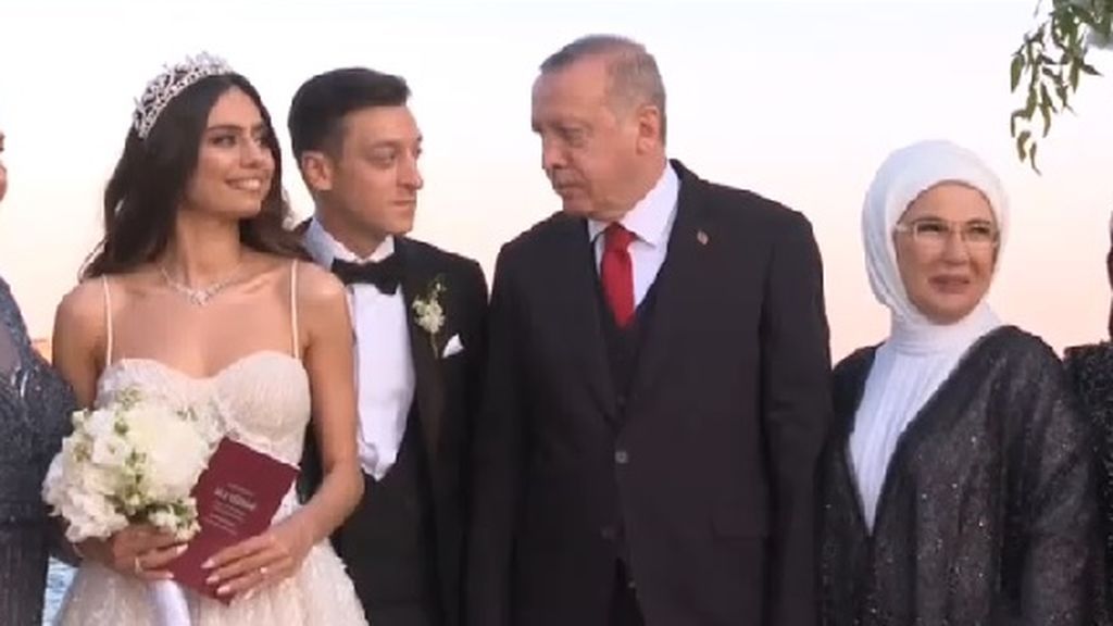 El presidente turco Tayyip Erdogan, testigo en la ceremonia matrimonial del futbolista Mesut Ozil