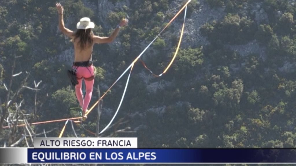 Desafiando a la gravedad: un grupo de alpinistas cruza los Alpes franceses a más de 300 metros de altura sobre el suelo