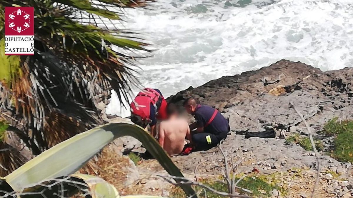 Rescatados en Oropesa dos menores atrapados por el oleaje en una roca