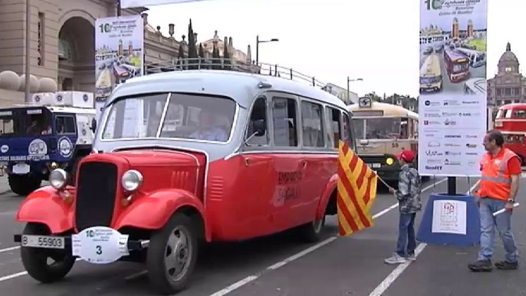autobuses antiguos recorren las calles de barcelona