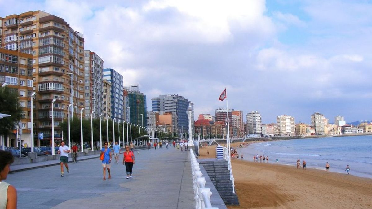 Alarma en una playa de Gijón por un hombre que amenazaba con meterse en el agua con un bebé