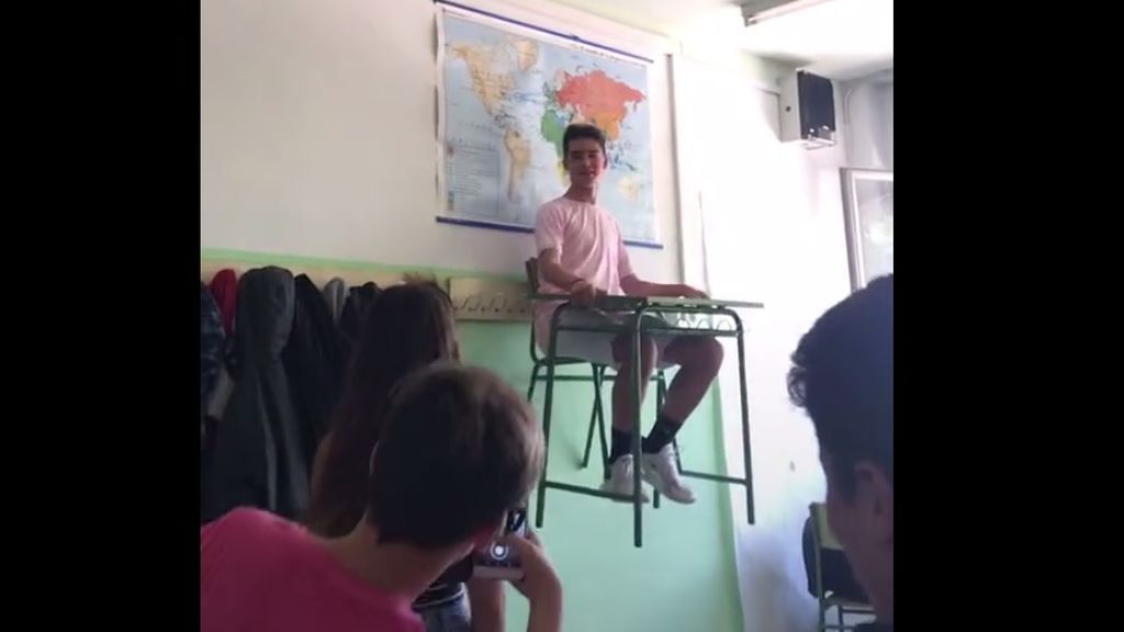 Pupitres flotando en el aire